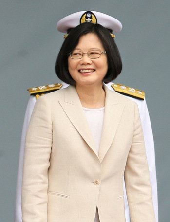 蔡英文鼓動臺軍穿軍服逛街 網(wǎng)友:根本就是兒戲 蔡英文鼓動臺軍穿軍服逛街 網(wǎng)友:根本就是兒戲