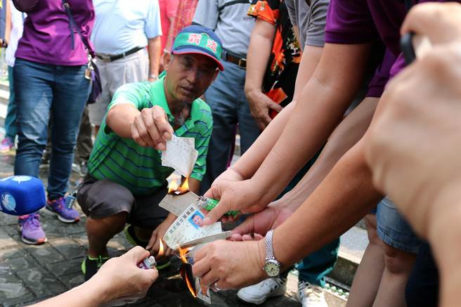 臺漁民不滿兩岸虱目魚契作受阻 怒燒民進黨證 臺漁民不滿兩岸虱目魚契作受阻 怒燒民進黨證