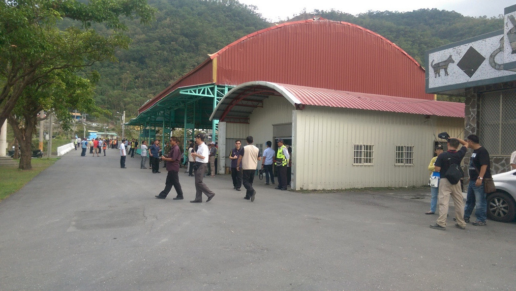 蔡英文臺東堪災,馬路上都是維安及臺當局官員 蔡英文臺東堪災,馬路上都是維安及臺當局官員