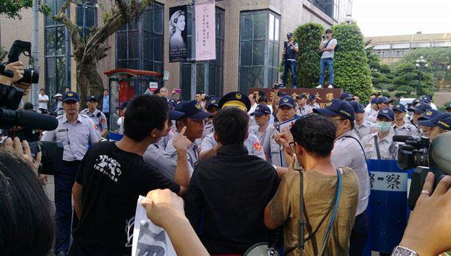 �顰һ��һ�ݡ��̈́h��7��ٵ��h�}���ڈF(tu��n)5�ո���Ӣ��ס�����h������Ӣ�Ķ��x�顰Ó���О顱