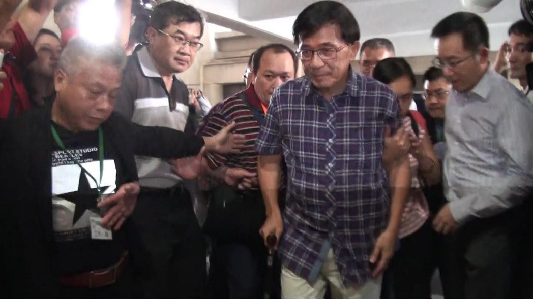 陳水扁日前出席醫師歌謠作家鄭智仁舉辦的音樂會,未坐輪椅,拄枴杖行走 陳水扁日前出席醫師歌謠作家鄭智仁舉辦的音樂會,未坐輪椅,拄枴杖行走