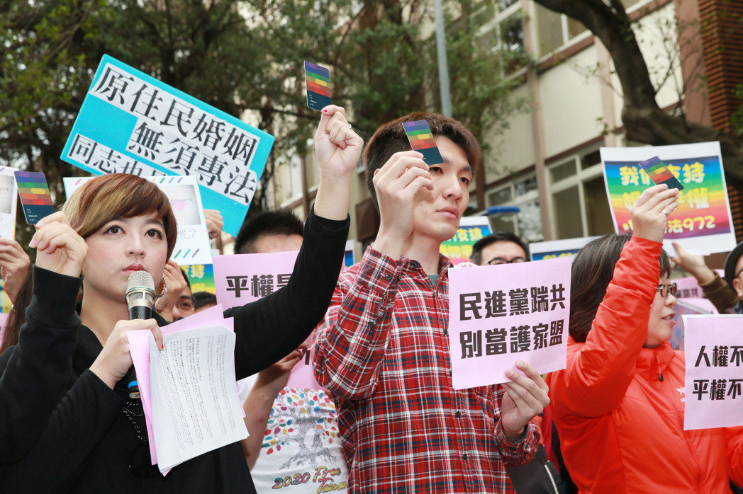 數(shù)千挺同團(tuán)體包圍“立法院” 要蔡英文落實(shí)選前承諾 數(shù)千挺同團(tuán)體包圍“立法院” 要蔡英文落實(shí)選前承諾