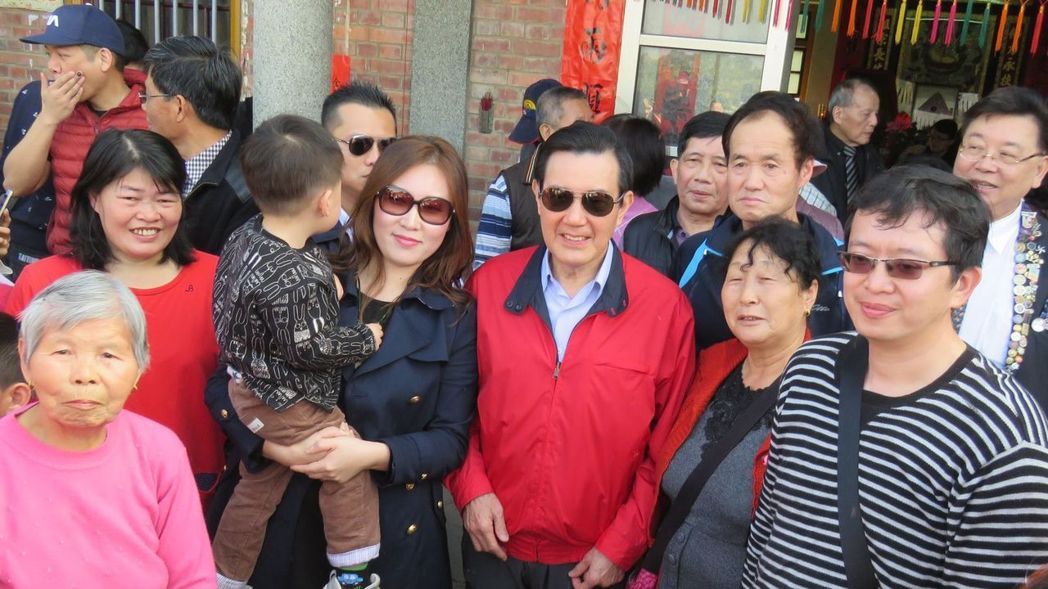 馬英九29日到苗栗縣通霄鎮(zhèn)馬家莊馬氏宗祠祭祖,與在場宗親合影留念 馬英九29日到苗栗縣通霄鎮(zhèn)馬家莊馬氏宗祠祭祖,與在場宗親合影留念