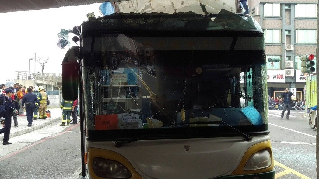 高雄撞橋墩陸客團來自寧波 高雄撞橋墩陸客團來自寧波