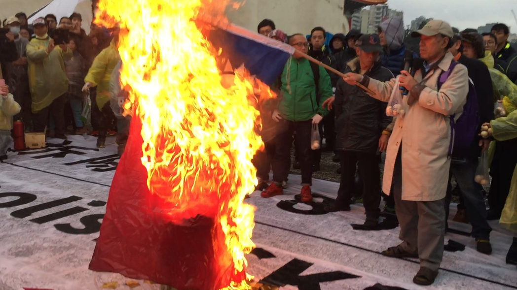 "獨派"大鬧中正紀念堂涉妨害公務 警方強調將偵辦 "獨派"大鬧中正紀念堂涉妨害公務 警方強調將偵辦