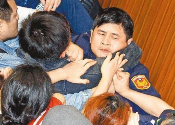 臺學者對"太陽花"無罪氣憤難平:看這些司法官怎么掰 臺學者對"太陽花"無罪氣憤難平:看這些司法官怎么掰