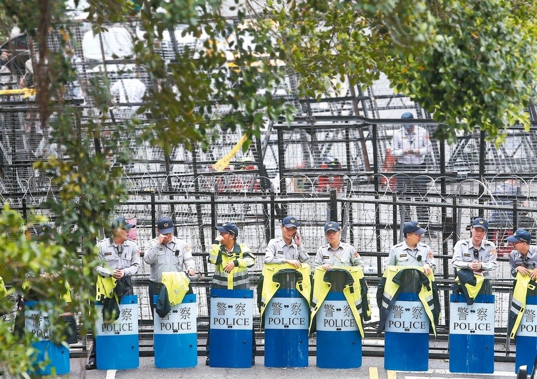 臺灣“年改”大戰(zhàn)今起登場 拒馬圍城之內(nèi)藍(lán)綠激烈對決 臺灣“年改”大戰(zhàn)今起登場 拒馬圍城之內(nèi)藍(lán)綠激烈對決