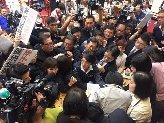 又是妙過!民進(jìn)黨當(dāng)局20分鐘通過“前瞻計(jì)劃”草案。(圖片來源:臺(tái)灣《聯(lián)合報(bào)》) 又是妙過!民進(jìn)黨當(dāng)局20分鐘通過“前瞻計(jì)劃”草案。(圖片來源:臺(tái)灣《聯(lián)合報(bào)》)