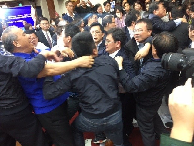 又是妙過!民進(jìn)黨當(dāng)局20分鐘通過“前瞻計(jì)劃”草案。(圖片來源:臺(tái)灣《聯(lián)合報(bào)》) 又是妙過!民進(jìn)黨當(dāng)局20分鐘通過“前瞻計(jì)劃”草案。(圖片來源:臺(tái)灣《聯(lián)合報(bào)》)