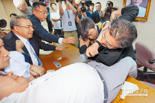 臺灣民意機構初審“年改” 藍綠雙方為一個字大打出手 臺灣民意機構初審“年改” 藍綠雙方為一個字大打出手