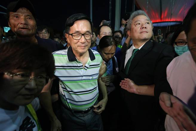 陳水扁再將蔡英文一軍!無視犯人身份親筆回信罵蔡。(圖片來源:臺灣《中時電子報》) 陳水扁再將蔡英文一軍!無視犯人身份親筆回信罵蔡。(圖片來源:臺灣《中時電子報》)