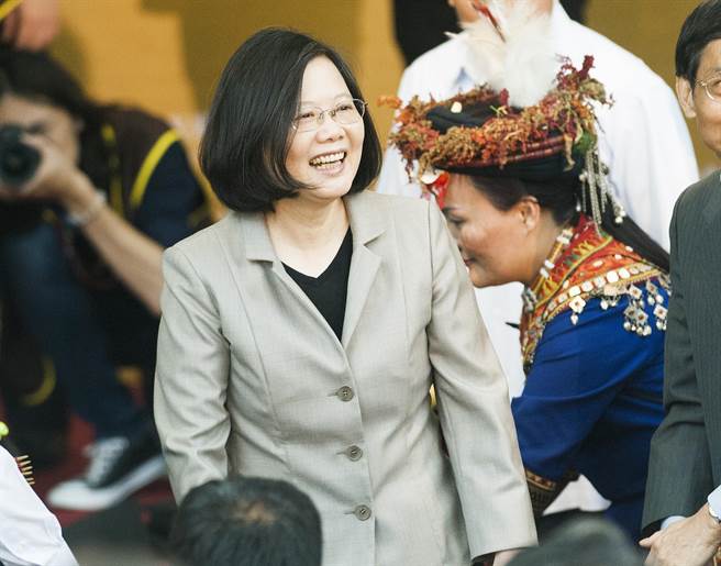 前瞻過了民進黨爽了!黃智賢諷“立法院”的奴才跪安 前瞻過了民進黨爽了!黃智賢諷“立法院”的奴才跪安