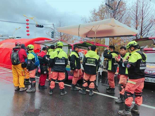 臺灣小情侶超暖心:全天提供免費炒面給花蓮震災救援隊 臺灣小情侶超暖心:全天提供免費炒面給花蓮震災救援隊