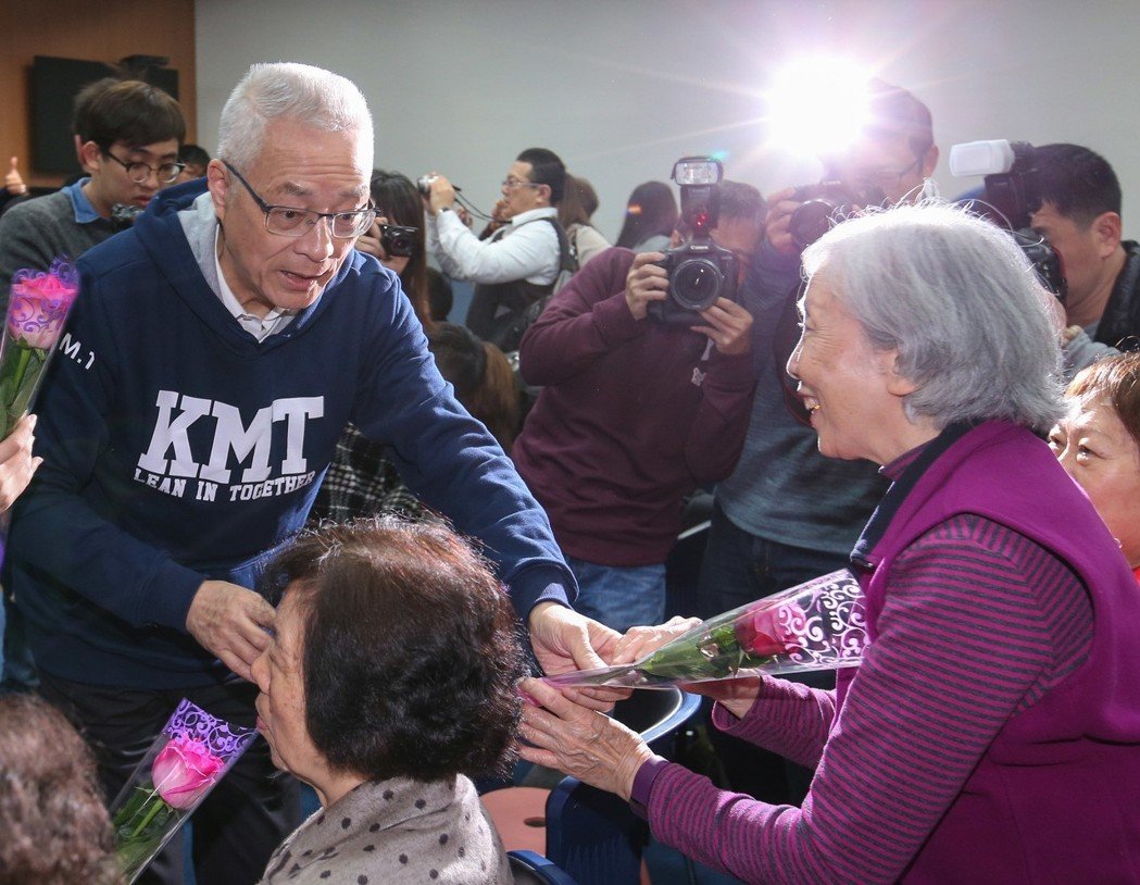 吳敦義談2018提名多"老面孔"質(zhì)疑:推動(dòng)年輕化不會(huì)失敗 吳敦義談2018提名多"老面孔"質(zhì)疑:推動(dòng)年輕化不會(huì)失敗