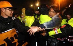 �r������