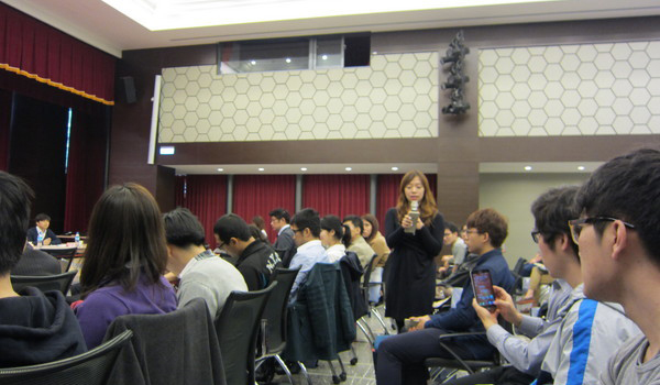 海基會(huì)26日舉辦在陸臺生座談與臺資企業(yè)招募人才媒合,有12家臺資企業(yè)征才,出席的臺生則約有150人 海基會(huì)26日舉辦在陸臺生座談與臺資企業(yè)招募人才媒合,有12家臺資企業(yè)征才,出席的臺生則約有150人