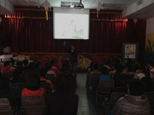 周美青為小學(xué)生講三國故事猶如專業(yè)說書人