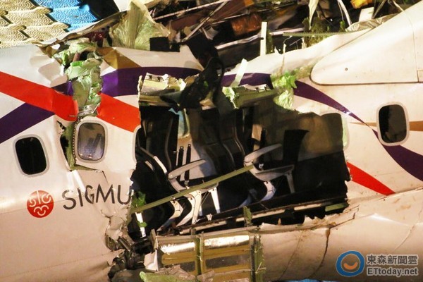 失事班機(jī)的機(jī)尾已吊起,內(nèi)裝已經(jīng)殘破不堪 失事班機(jī)的機(jī)尾已吊起,內(nèi)裝已經(jīng)殘破不堪