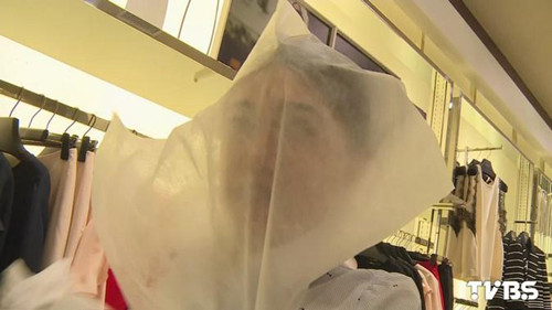 怕顧客試穿時(shí)臉妝沾衣服飾店準(zhǔn)備一次性頭套(圖)