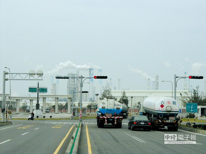 臺西鄉民向六輕提出民事損害求償,金額逾7000萬元新臺幣。(中時電子報圖) 臺西鄉民向六輕提出民事損害求償,金額逾7000萬元新臺幣。(中時電子報圖)