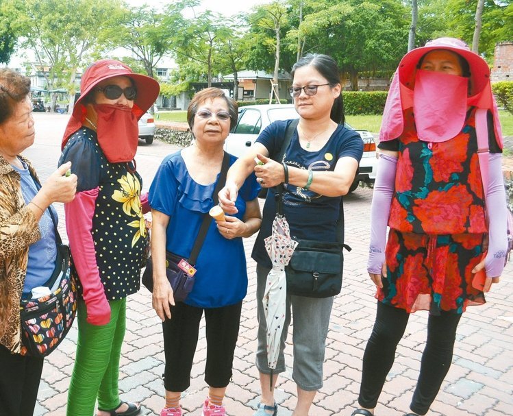 全臺(tái)防蚊,民眾隨身攜帶防蚊水。(臺(tái)媒圖) 全臺(tái)防蚊,民眾隨身攜帶防蚊水。(臺(tái)媒圖)