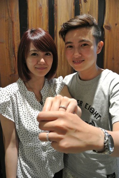 �_(t��i)��Ůͬ־�k�Y(ji��)��xʽ 93�q���̠��OŮ�߼t̺�I(xi��n)ף��