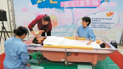 苗栗開通“行動沐浴車”護工上門幫失能老人洗澡