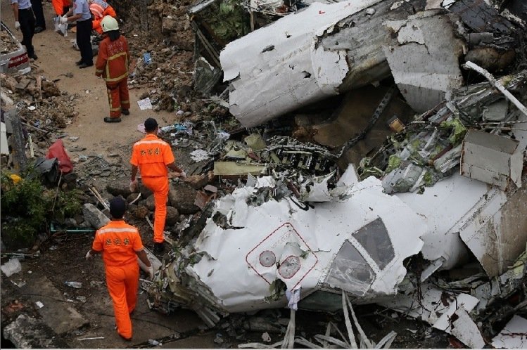 臺灣澎湖空難偵結:機場勤務官不同意改變跑道所致 臺灣澎湖空難偵結:機場勤務官不同意改變跑道所致