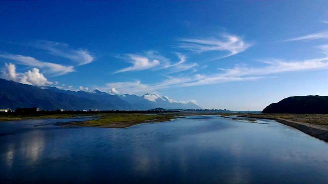 隨著強烈臺風“尼伯特”持續逼近臺灣中,位于臺灣東部的花蓮溪出海口出現卷云,呈現風暴前的寧靜 隨著強烈臺風“尼伯特”持續逼近臺灣中,位于臺灣東部的花蓮溪出海口出現卷云,呈現風暴前的寧靜