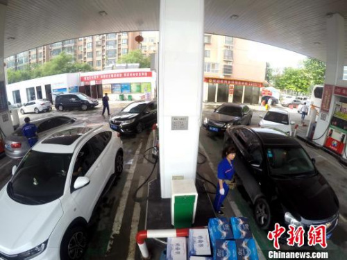 油價調價窗口今開啟 或再次擱淺出現(xiàn)“兩連停” 油價調價窗口今開啟 或再次擱淺出現(xiàn)“兩連停”