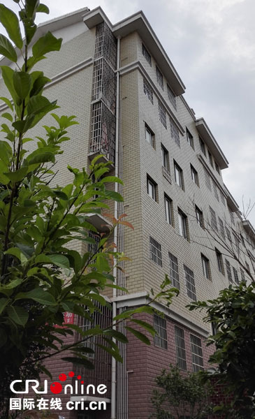 �DƬĬ�J���}