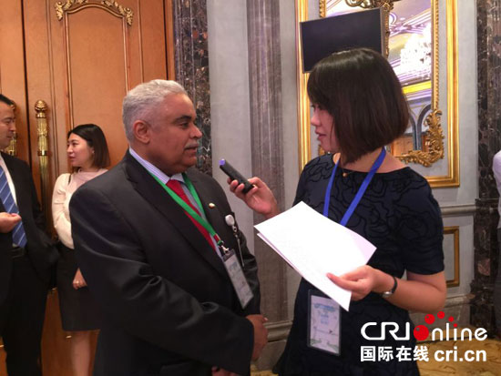 �DƬĬ�J���}