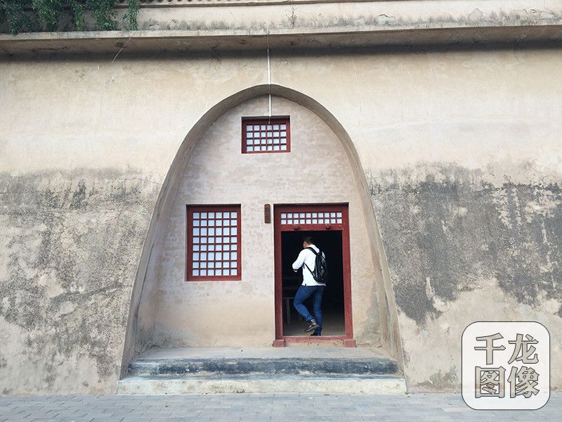 “長征路上奔小康”甘肅采訪團到達慶陽市華池縣南梁鎮。 “長征路上奔小康”甘肅采訪團到達慶陽市華池縣南梁鎮。