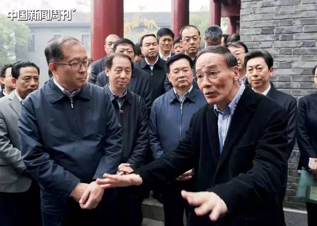 2013年11月23日,中共中央政治局常委、中央紀委書記王岐山在湖北省調研時,在武漢參觀1927年誕生的中央監察委員會舊址。圖|新華