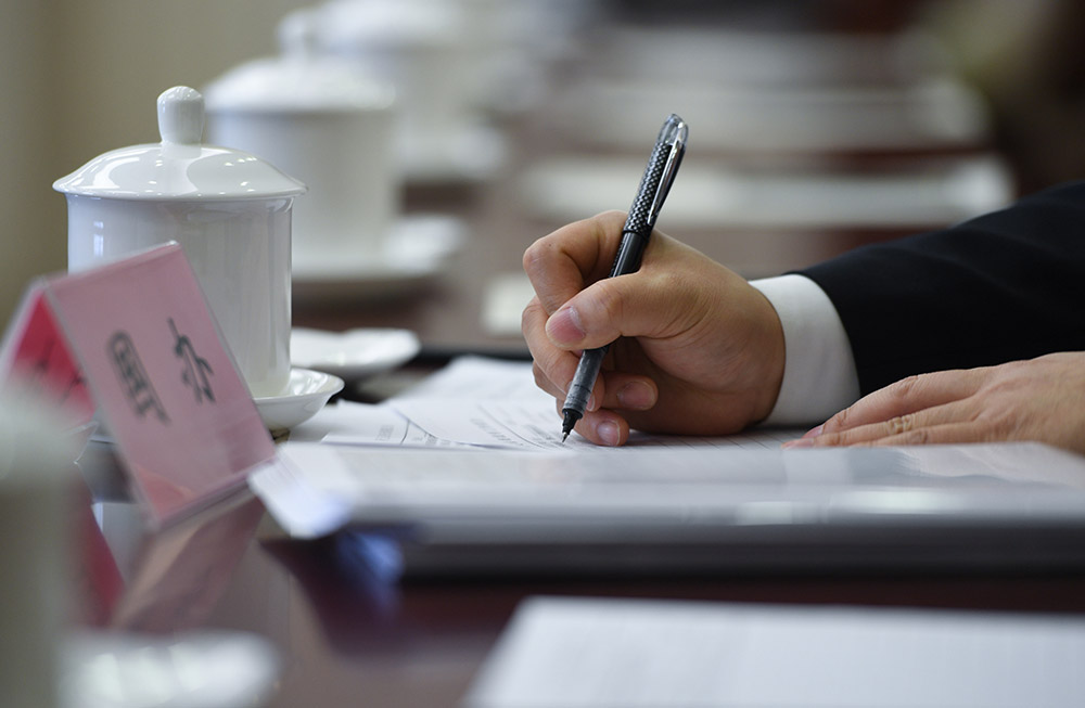 3月5日,在全國政協(xié)十二屆五次會(huì)議分組討論會(huì)場(chǎng),國辦工作人員王冰峰在會(huì)議開始前填寫聽會(huì)記錄紙的有關(guān)內(nèi)容。 3月5日,在全國政協(xié)十二屆五次會(huì)議分組討論會(huì)場(chǎng),國辦工作人員王冰峰在會(huì)議開始前填寫聽會(huì)記錄紙的有關(guān)內(nèi)容。