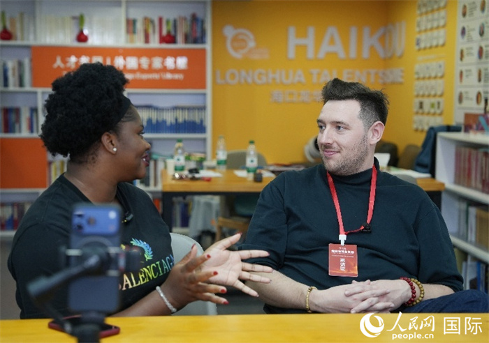 尼日利亞籍創(chuàng)業(yè)者馬爾維斯·烏福馬杜(左一)接受人民網(wǎng)外專(zhuān)柯明可采訪(fǎng)。人民網(wǎng)記者 符武平攝