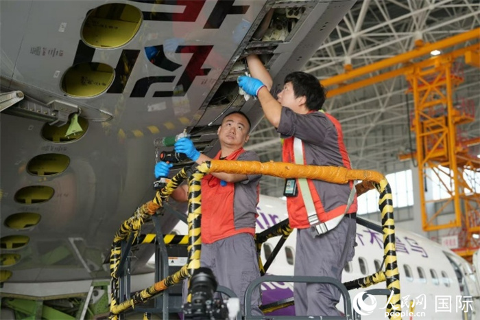 根據(jù)海南自貿(mào)港優(yōu)惠政策,入境維修飛機(jī)可免繳保證金,進(jìn)口維修零件享受保稅優(yōu)惠。人民網(wǎng)記者 符武平攝