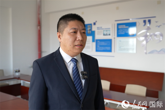 海南省仲裁協(xié)會(huì)副會(huì)長(zhǎng)黃文超接受人民網(wǎng)記者采訪(fǎng)。人民網(wǎng)記者 孟凡盛攝