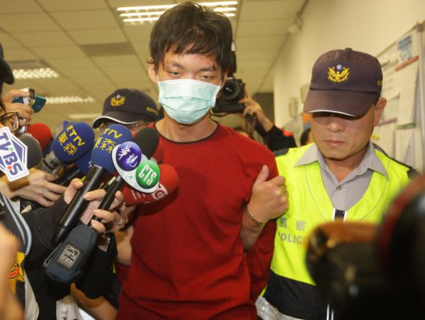 鄭捷暗藏2把刀往返3個車廂瘋狂砍殺乘客,釀成4死、22傷慘劇 鄭捷暗藏2把刀往返3個車廂瘋狂砍殺乘客,釀成4死、22傷慘劇