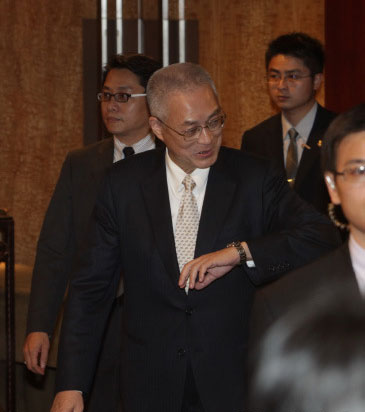 吳敦義出席臺(tái)商聯(lián)誼會(huì),對(duì)將任職副主席一事,拜托大家“今天不提這個(gè)啦” 吳敦義出席臺(tái)商聯(lián)誼會(huì),對(duì)將任職副主席一事,拜托大家“今天不提這個(gè)啦”