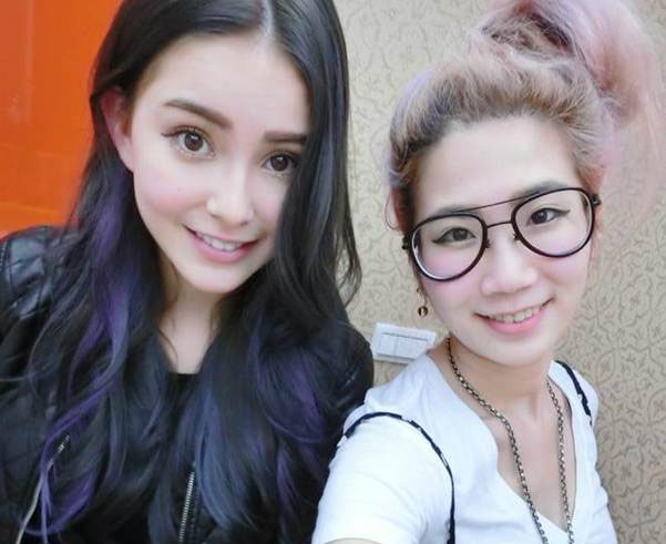 ����Ⱦ�˺�ɫ���Ѱl(f��)β��Ⱦ���{��ɫ