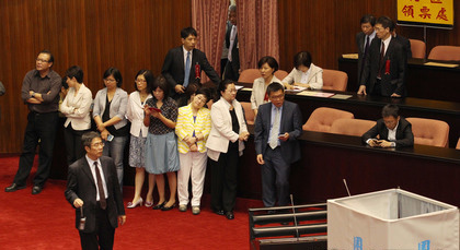 “綠委”占領領票處杯葛議事 “綠委”占領領票處杯葛議事