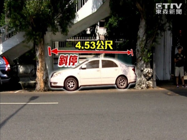 想逼死誰!臺中最牛“無縫停車”根本拖不走 想逼死誰!臺中最牛“無縫停車”根本拖不走