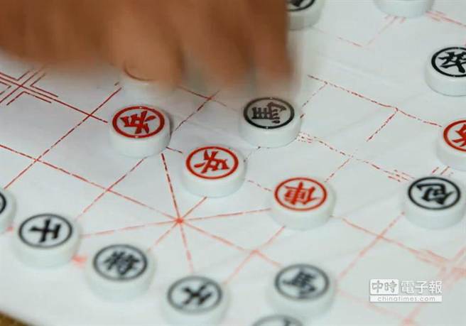 劇中人物拿“炮”吃掉“馬”后,高喊“將軍”,網友質疑難道胡志強要打臉馬英九。 劇中人物拿“炮”吃掉“馬”后,高喊“將軍”,網友質疑難道胡志強要打臉馬英九。