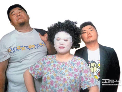 《魯蛇家的逆襲》,劇中人物“花媽頭”造型(中),被網(wǎng)友質(zhì)疑影射高雄市長陳菊 《魯蛇家的逆襲》,劇中人物“花媽頭”造型(中),被網(wǎng)友質(zhì)疑影射高雄市長陳菊