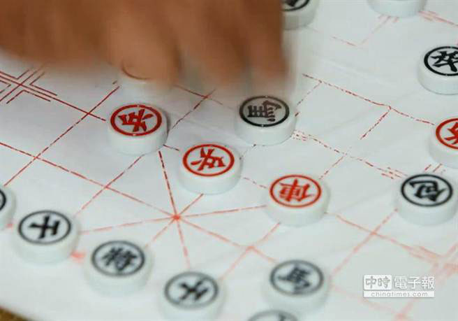 《魯蛇家的逆襲》,劇中人物拿“炮”吃掉“馬”后,高喊“將軍”,網(wǎng)友質(zhì)疑難道胡志強要打臉馬英九 《魯蛇家的逆襲》,劇中人物拿“炮”吃掉“馬”后,高喊“將軍”,網(wǎng)友質(zhì)疑難道胡志強要打臉馬英九