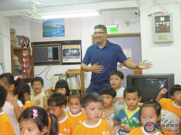 連勝文訪幼兒園講童話故事、跳健康操 自比勤奮小白兔 連勝文訪幼兒園講童話故事、跳健康操 自比勤奮小白兔