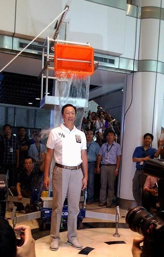 �����F(tu��n)�����һ�����ϵĕr�g���M�b��һֻ�C(j��)е�ֱۣ������������ˮ��