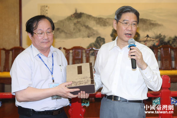 張志軍向臺灣師生贈送《兩岸常用詞典》 張志軍向臺灣師生贈送《兩岸常用詞典》