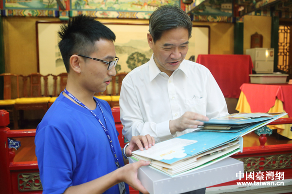 義守大學學生向張志軍贈送禮物 義守大學學生向張志軍贈送禮物